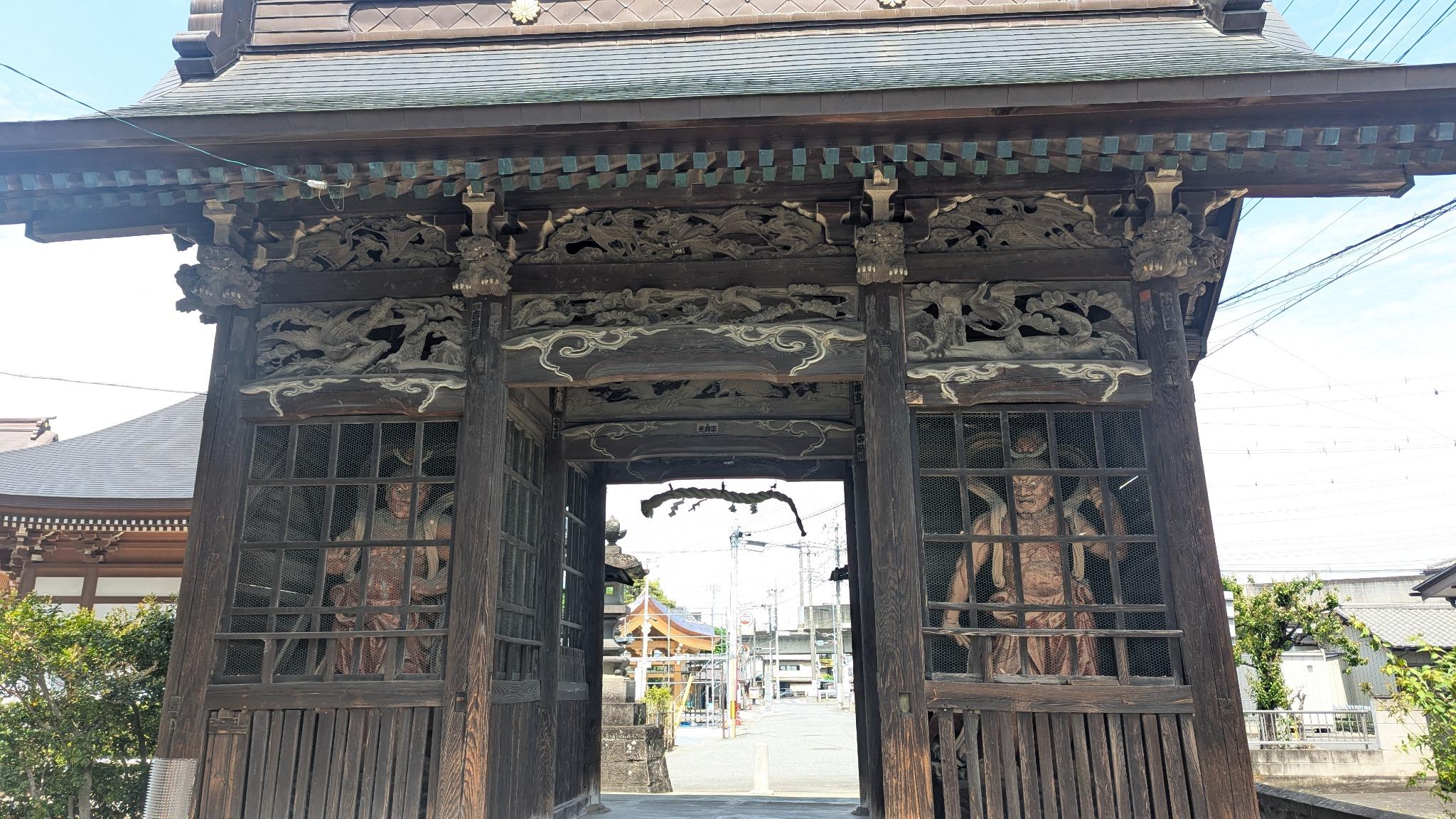 A temple gate with Nio guardian statues standing on either side.